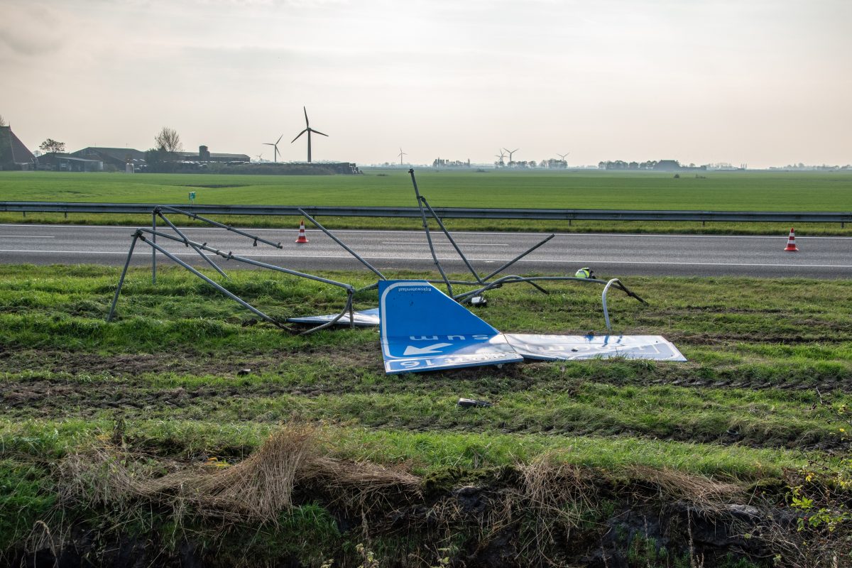 Pick-up rijdt door verkeersbord langs de A7 bij Schettens