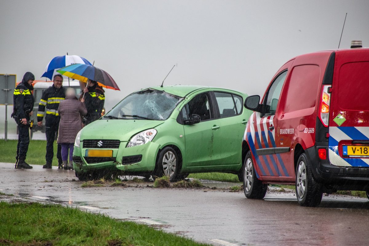 Auto slaat over de kop in Koufurderrige