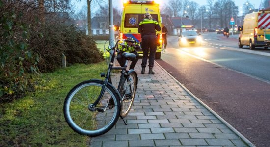 Fietser komt met de schrik vrij na botsing met auto
