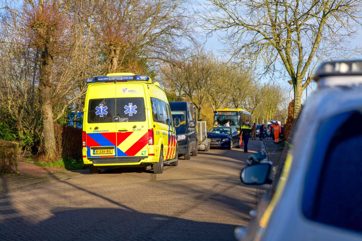 Automobilist botst op stilstaande aanhanger in Tersoal