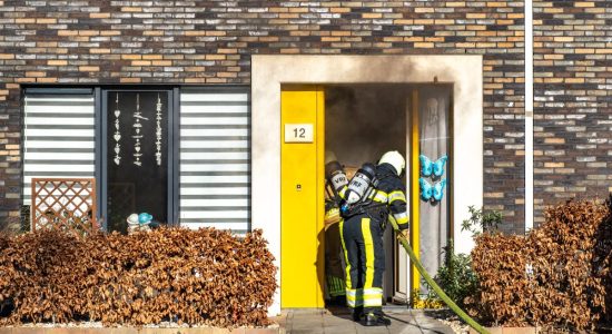 Dikke zwarte rook bij keukenbrand in Sneek