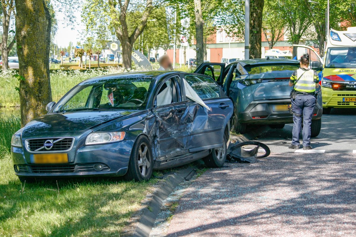 Flinke schade en gewonde bij botsing in Sneek