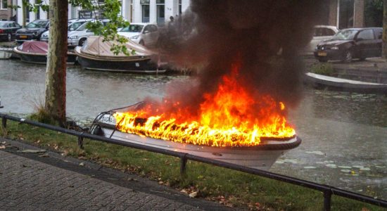 Sloep in lichterlaaie in Bolsward