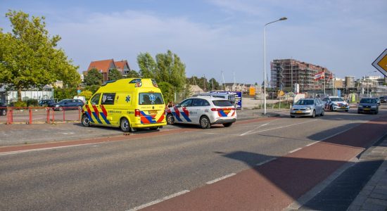 Brommerrijder gewond na botsing met een auto in Sneek