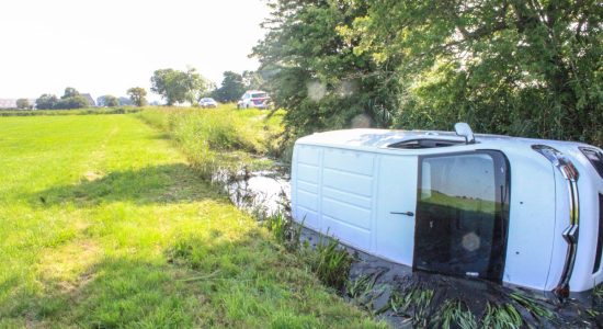 Bestelbus in greppel bij eenzijdig ongeval in Allingawier