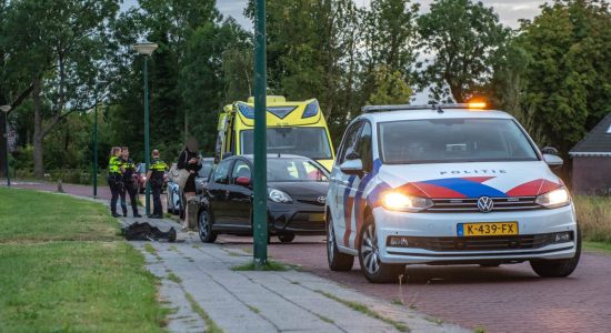 Auto belandt op zijn kant in Scharnegoutum: bestuurster gewond naar het ziekenhuis