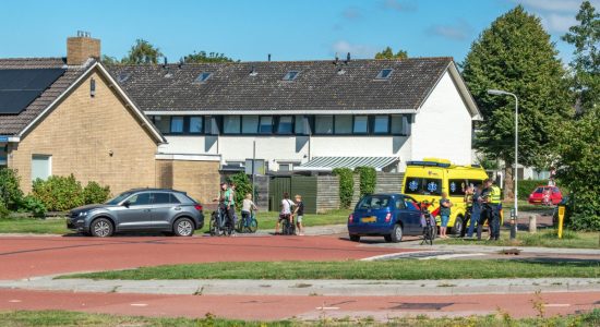 Fietsster gewond na aanrijding met auto in Sneek
