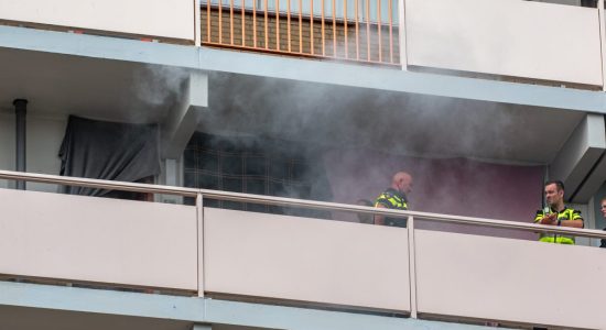 Dikke rook bij brand op de zesde verdieping in Sneek