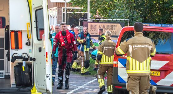 Vrouw gewond na te water raken bij jachthaven in Sneek