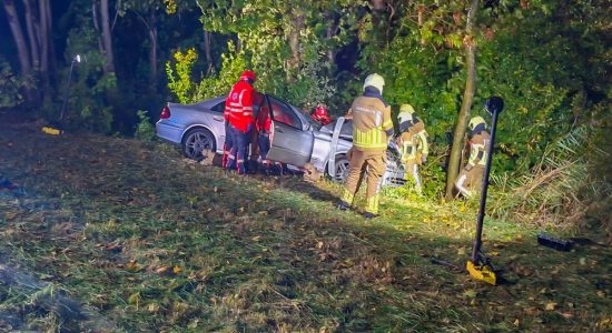 Bestuurder zwaargewond na harde klap tegen boom op afrit A7 bij Bolsward