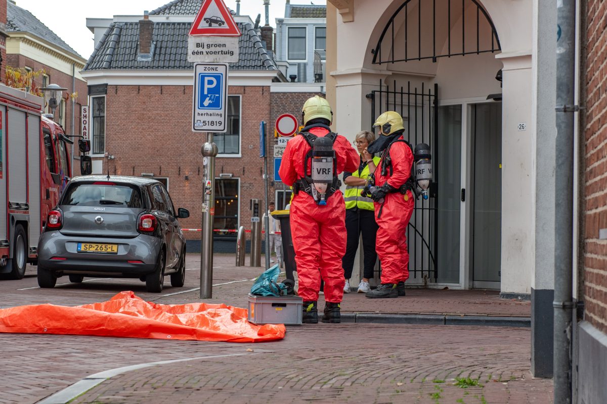 Brandweer in beschermende pakken naar gemeentehuis Sneek na melding verdachte lucht