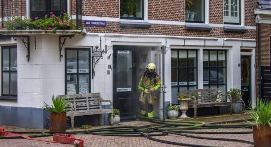 Brand in tegelwinkel Kimswerd door oven