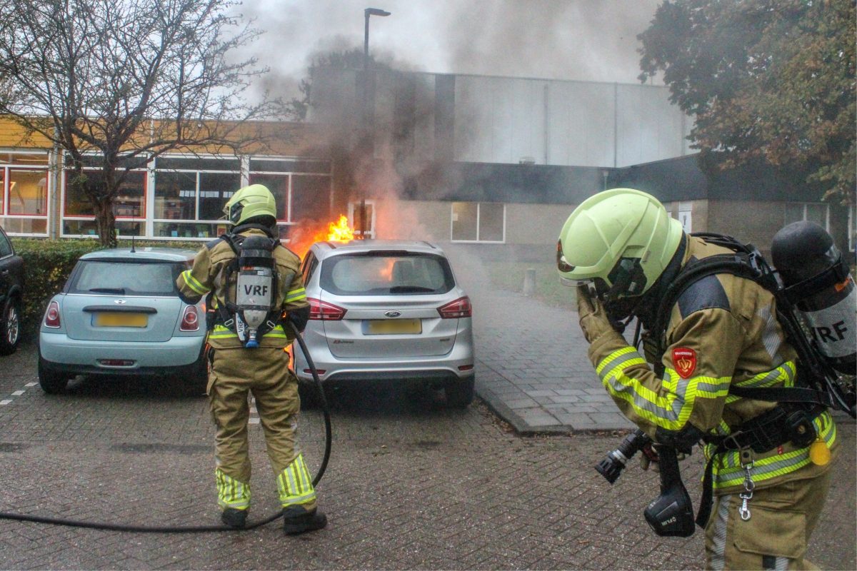 Vlammen slaan uit auto in Bolsward