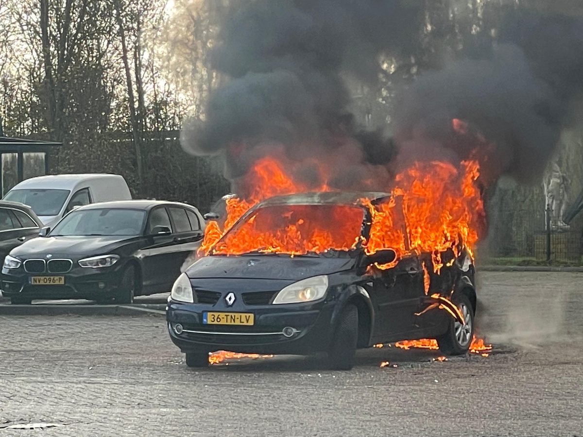 Auto brandt uit bij tankstation in Bolsward