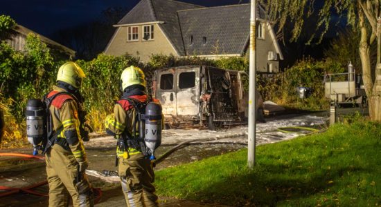 Bestelbus gaat in vlammen op in Sneek