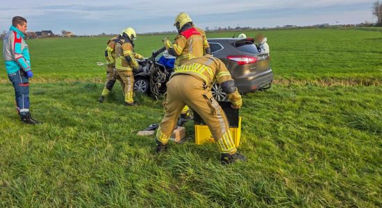 Twee auto’s botsen op N359 bij Parrega; brandweer knipt bestuurster uit voertuig