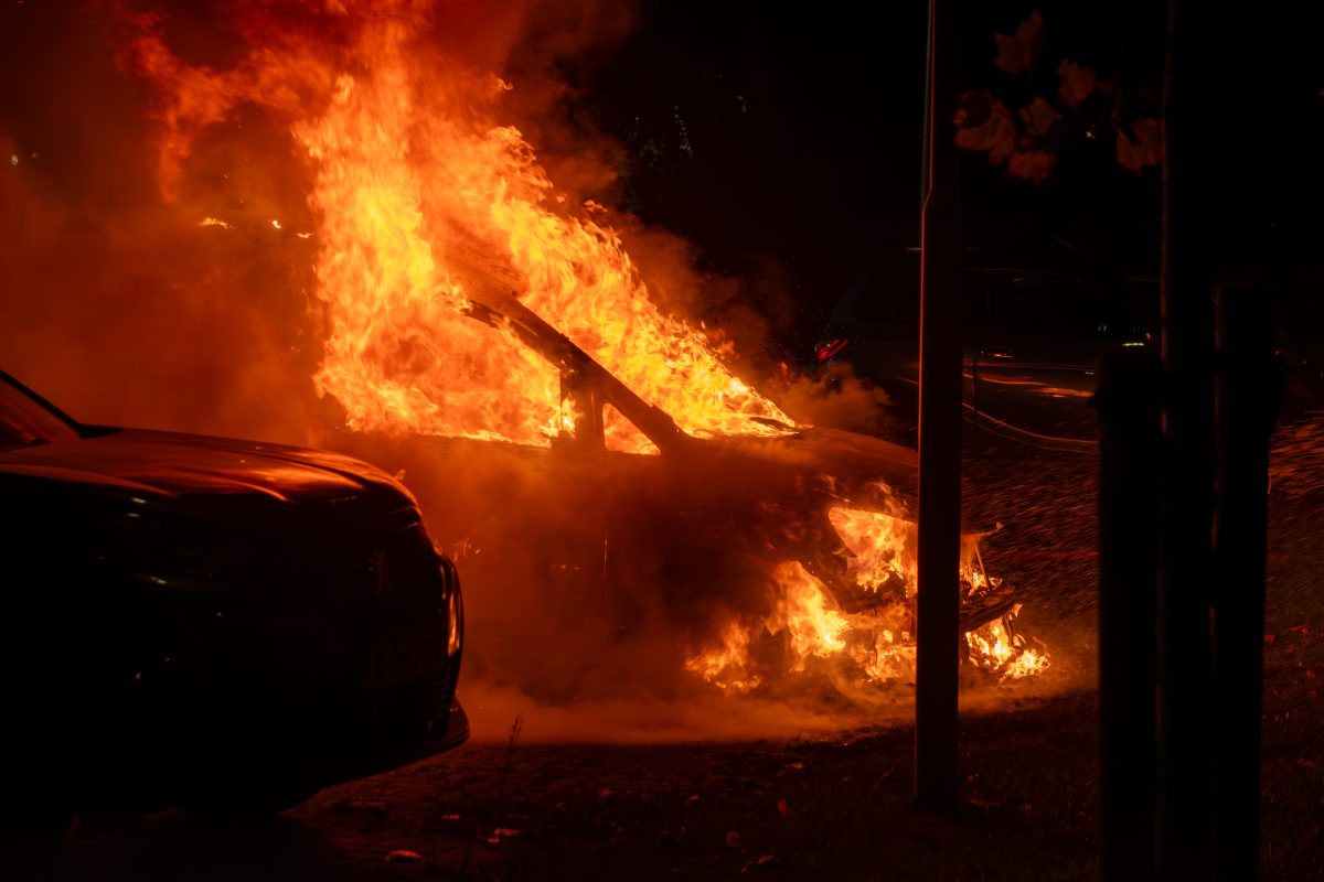 Bestelbus verwoest door felle brand in Sneek