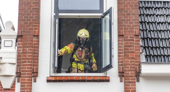 Papier vat vlam op fornuis in Sneek