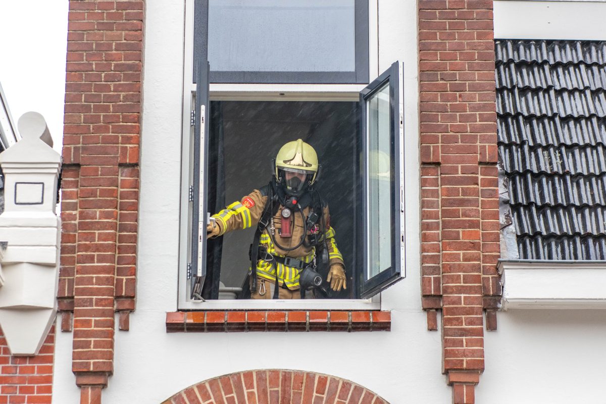 Papier vat vlam op fornuis in Sneek