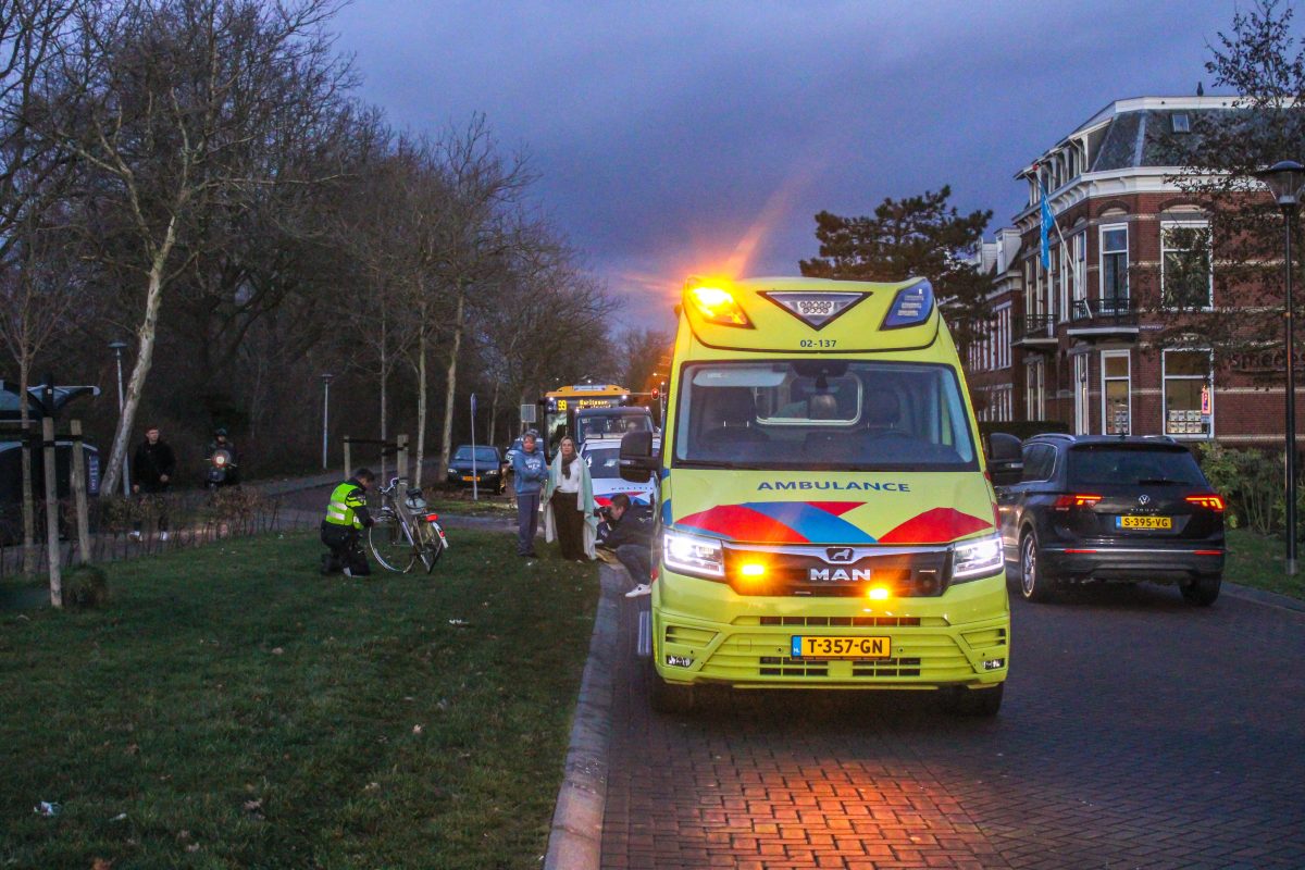 Fietsster gewond na botsing met auto Sneek