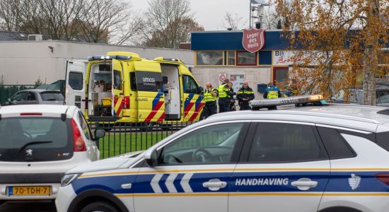 Vrouw ernstig gewond nadat haar eigen auto over haar heen rijdt op parkeerplaats Sneek