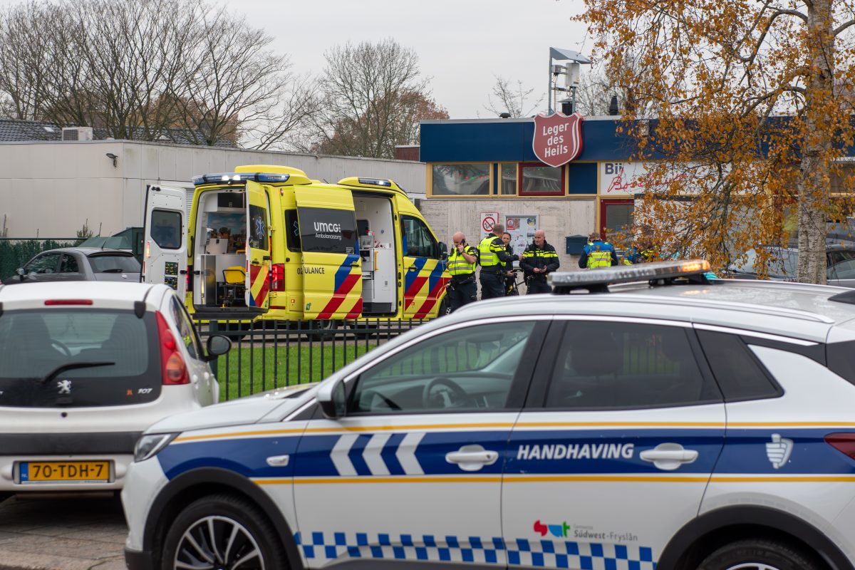 Vrouw ernstig gewond nadat haar eigen auto over haar heen rijdt op parkeerplaats Sneek