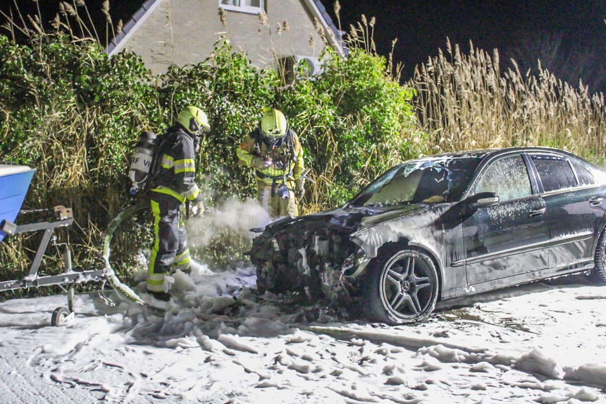 Mercedes verwoest door felle brand in Sneek