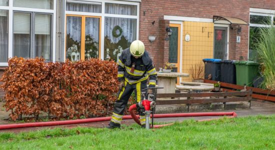 Brand in spouwmuur van woning in Sneek