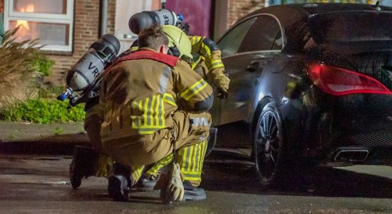 Buurtbewoners blussen autobrand, politie gaat uit van brandstichting na vondst aanmaakblokjes