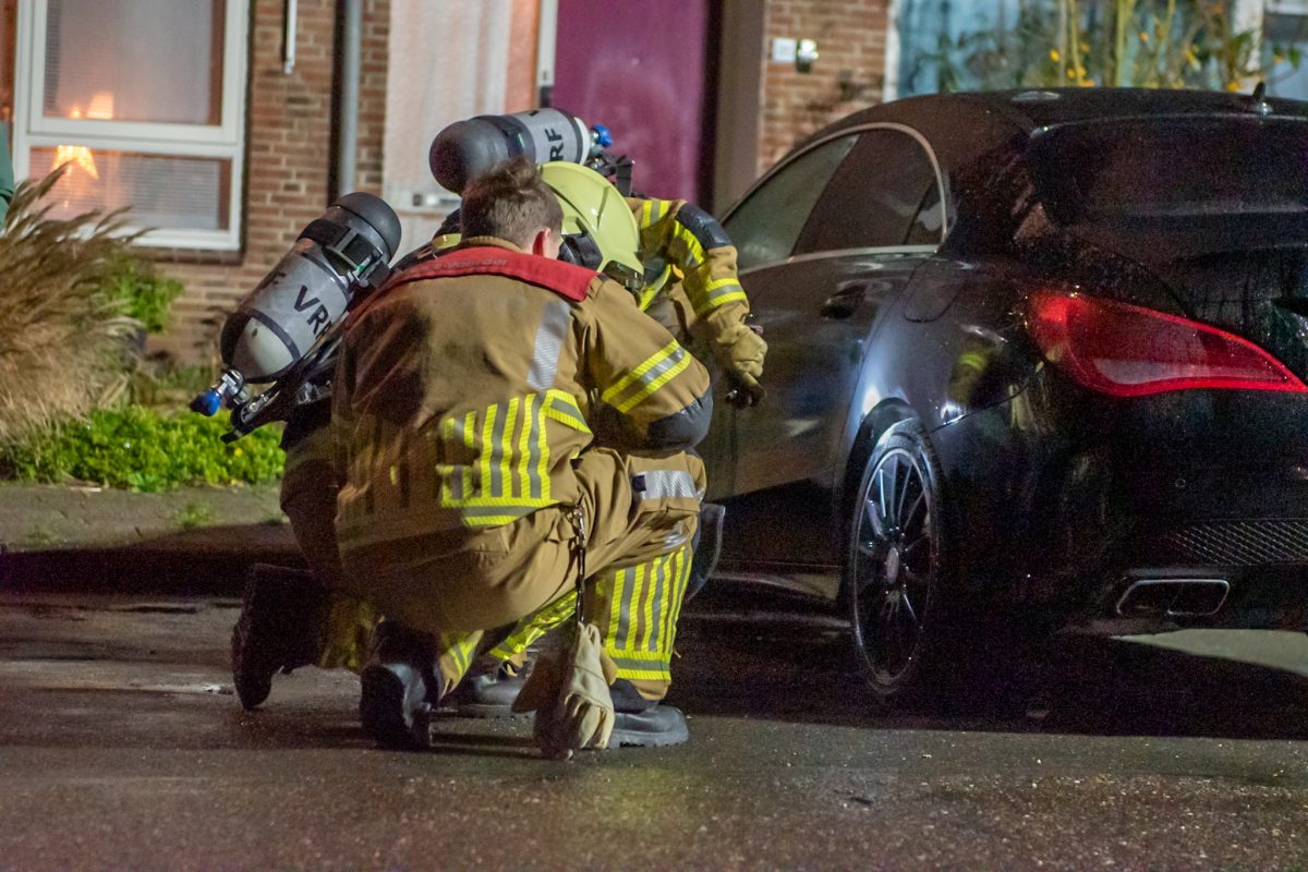 Buurtbewoners blussen autobrand, politie gaat uit van brandstichting na vondst aanmaakblokjes