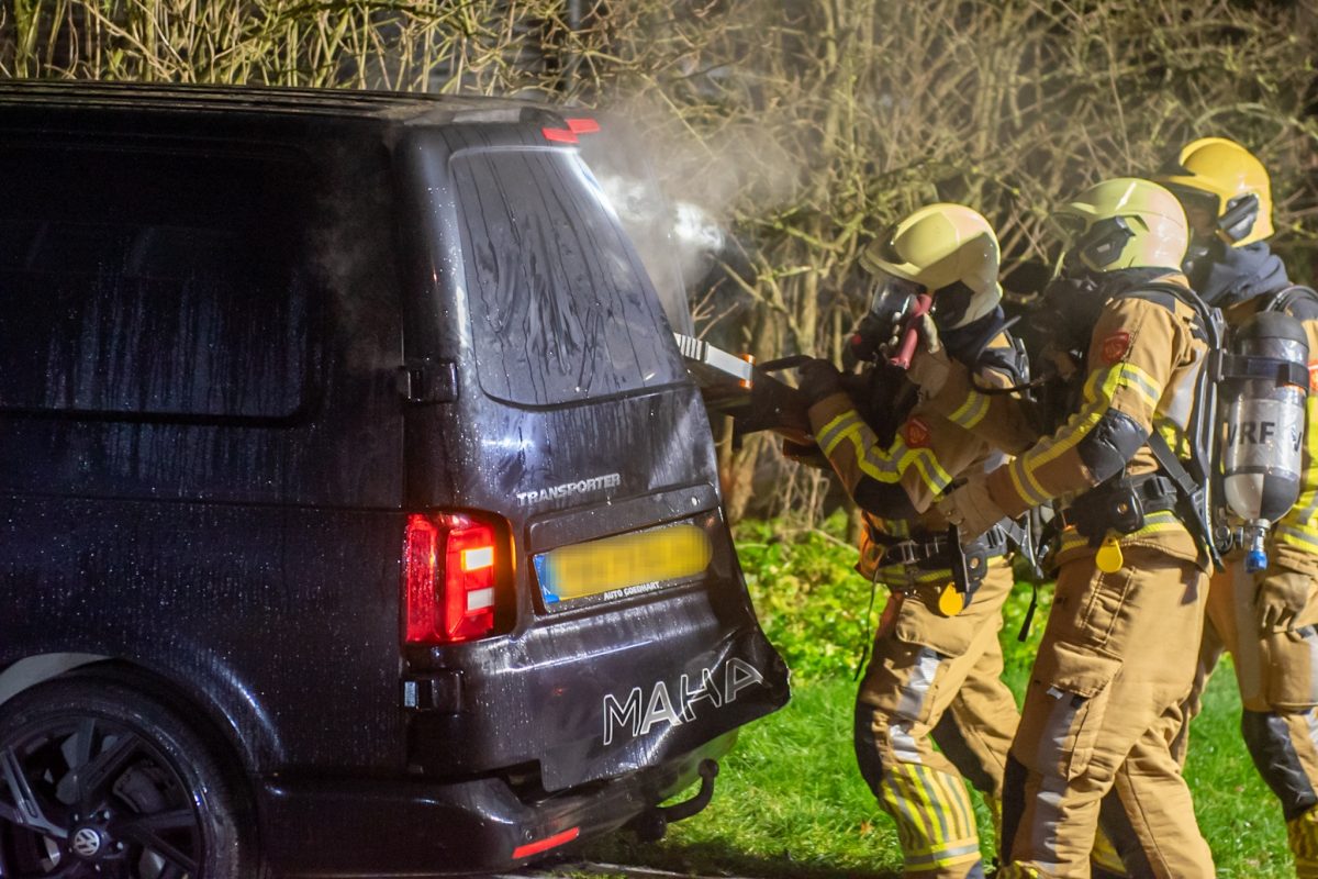 Brandstichting aan Gysbert Japiksstraat: bedrijfsbus zwaar beschadigd