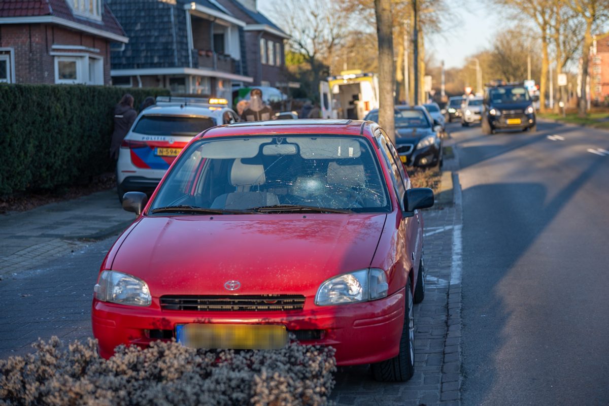 Man geschept door auto in Sneek
