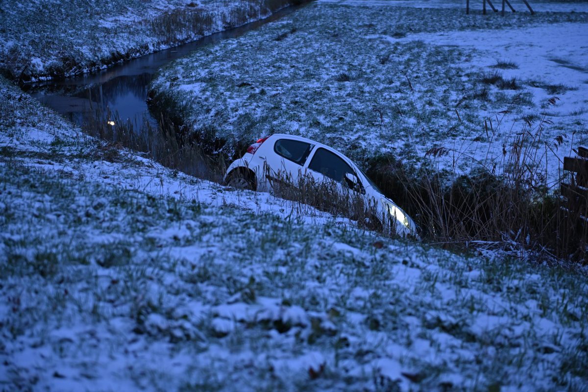 Auto in sloot na glijpartij op rotonde in Sneek