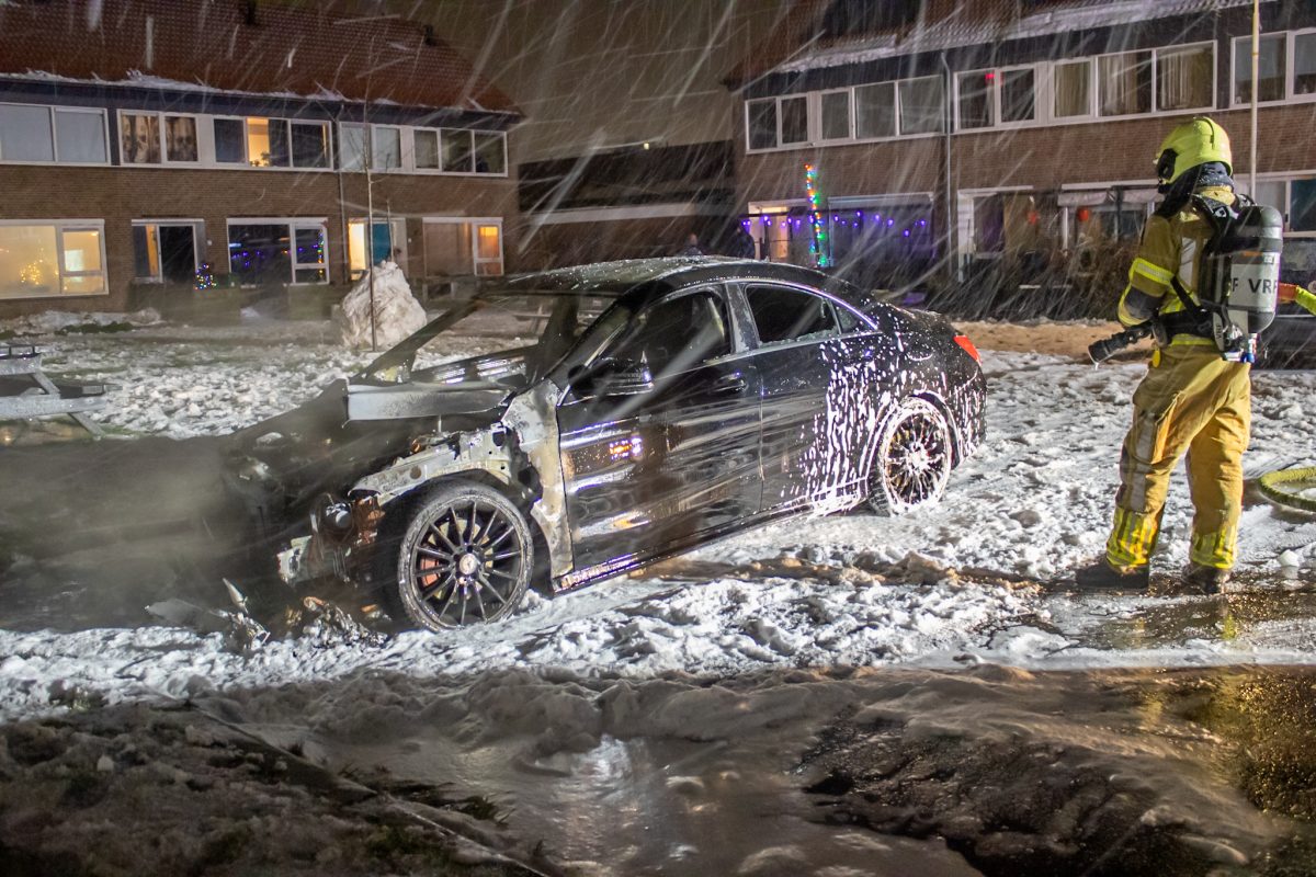 Mercedes gaat in vlammen op in Sneek bij 2e poging brandstichting