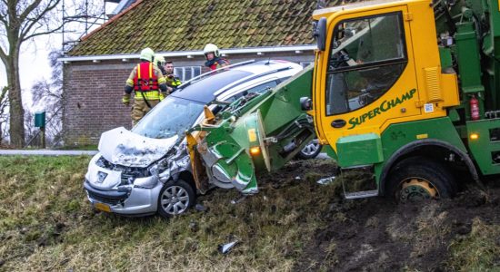 Auto en voermengwagen botsen in Abbega