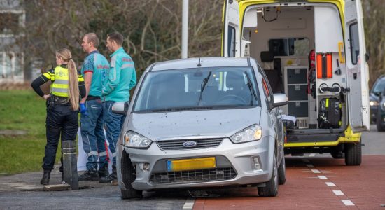 Automobilsite rijdt paaltje uit de grond in Sneek