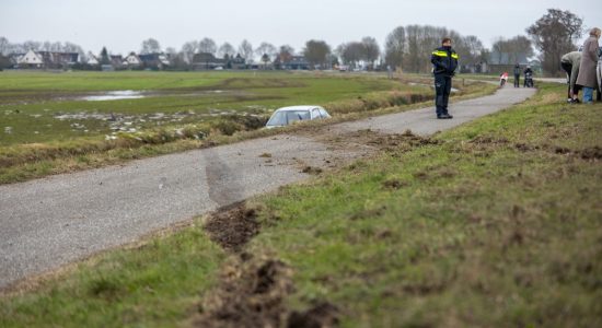 Auto met 4 personen belandt in sloot Heeg: bestuurder aangehouden
