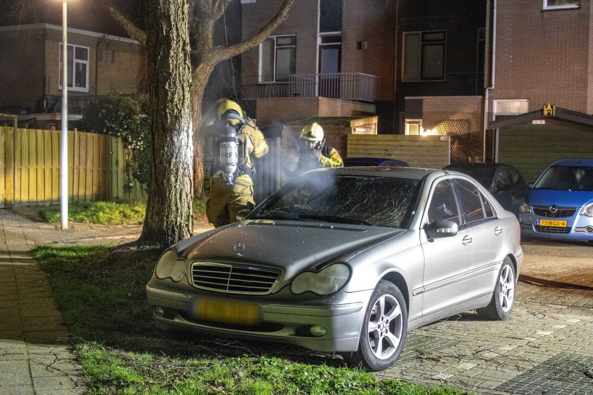 Auto uitgebrand aan binnenzijde in Sneek