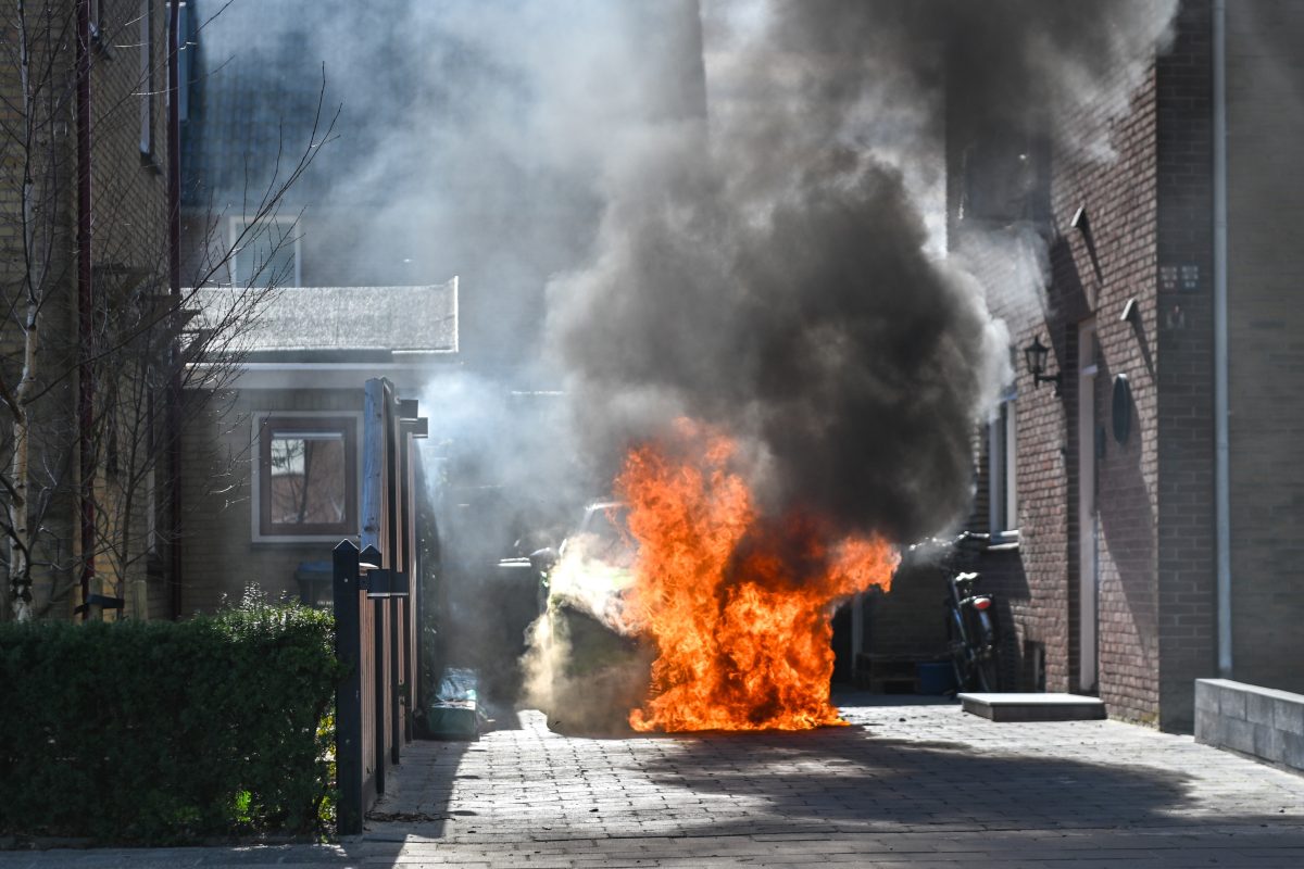 Auto in Sneek gaat in vlammen op door brandstichting