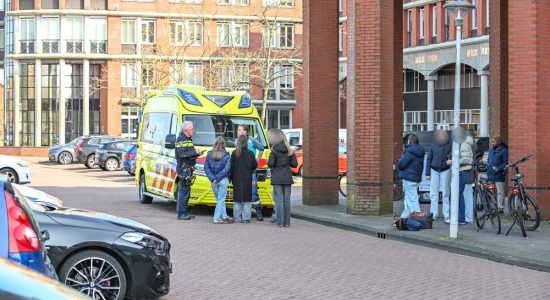 Automobilist vlucht na botsing met twee fietsers in Sneek