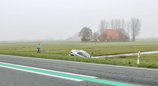 Auto belandt in sloot na botsing op N359 bij Parrega