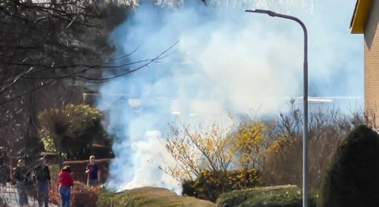 Heg vliegt in brand in Sneek; bewoners komen in actie