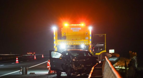 Auto zwaar beschadigd bij aanrijding met camper op A7 bij Uitwellingerga