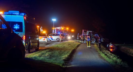 Auto met vijf inzittenden te water in Hommerts, twee gewonden naar ziekenhuis