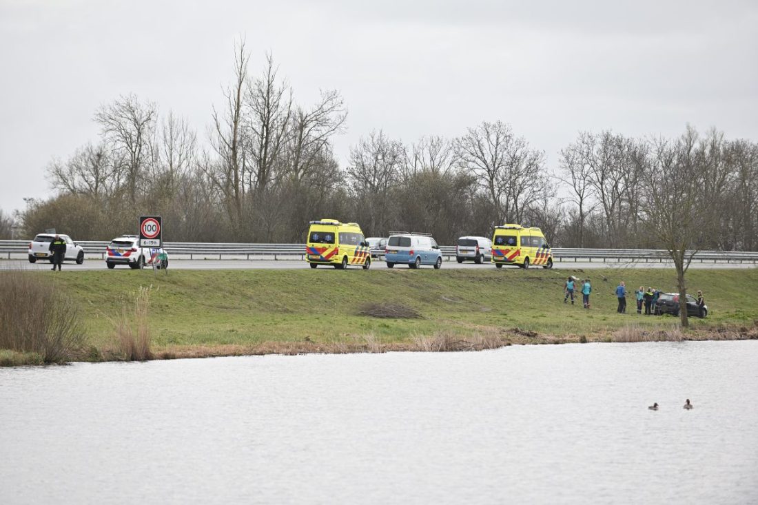 Auto slaat over de kop op A7 Sneek