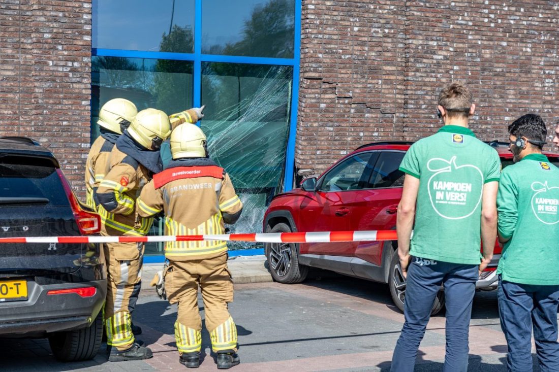 Auto ramt gevel Lidl supermarkt in Sneek