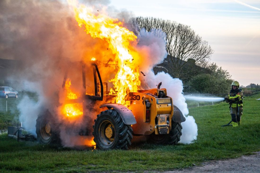 Felle brand verwoest verreiker in Greonterp