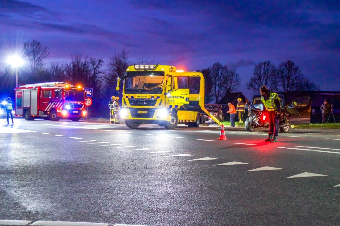 Twee auto’s botsen op N359 bij Hindeloopen