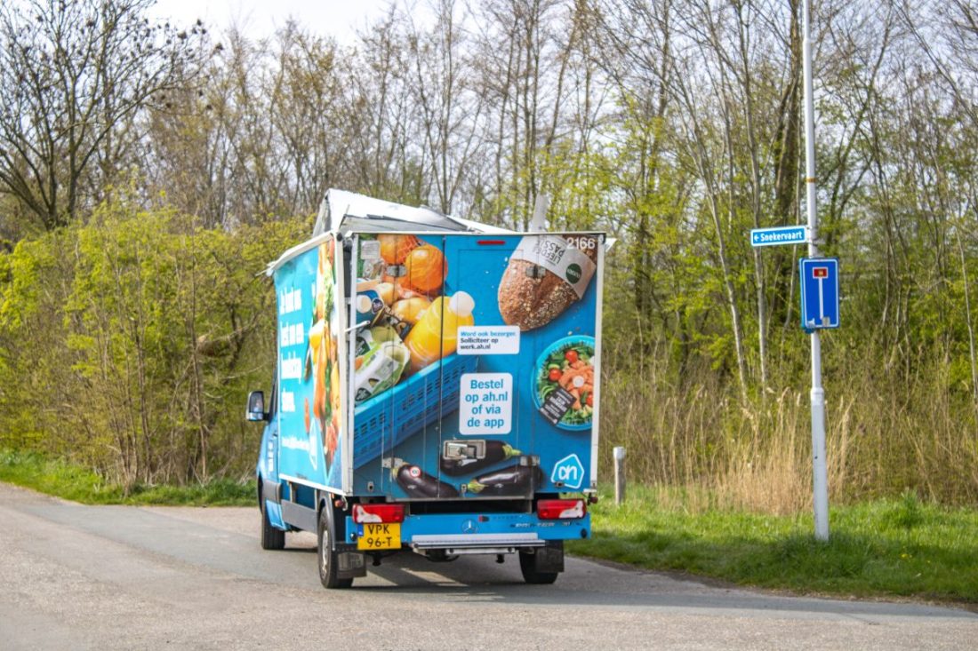 Boodschappenbezorger rijdt bestelbus kapot onder viaduct Bolsward