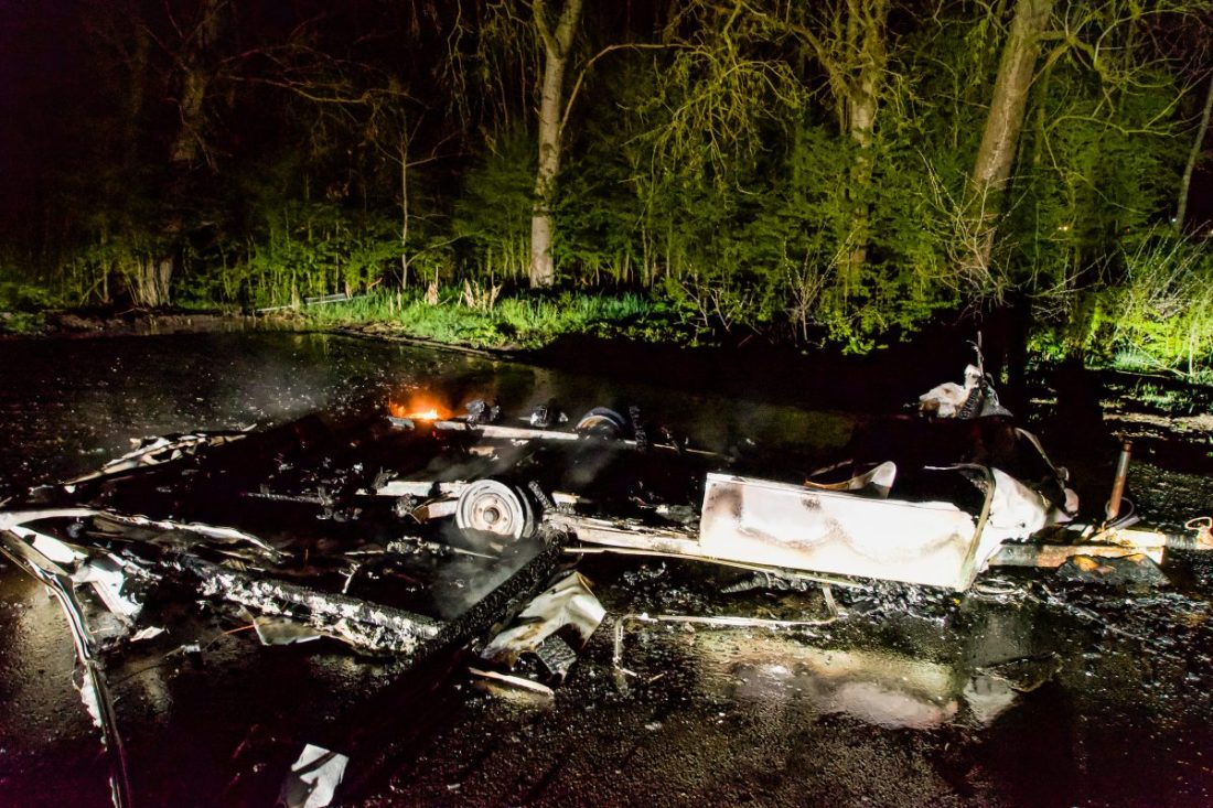 Caravan verwoest door brand in Witmarsum